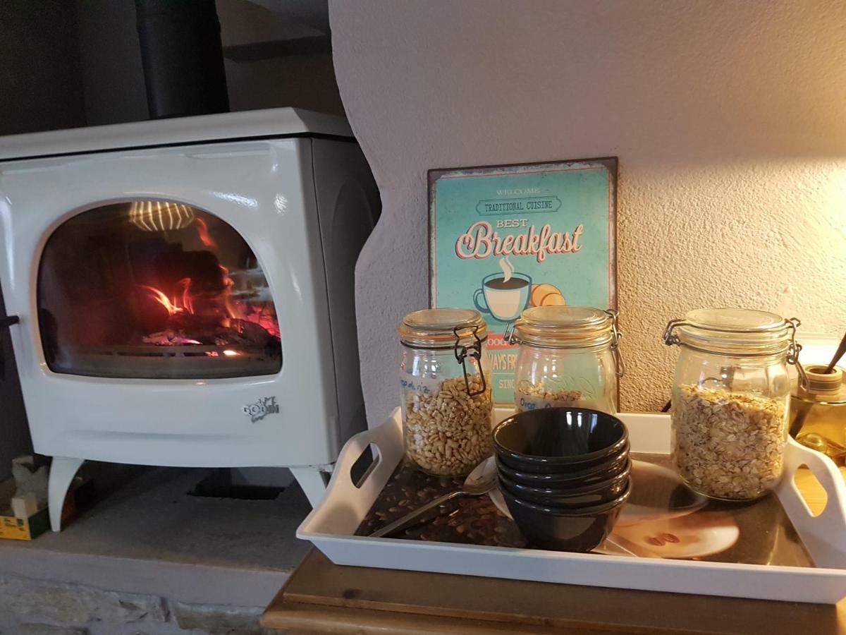 Domaine Le Puits Du Moulin Bed & Breakfast Comberjon Екстериор снимка